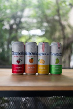 Bangkok, Tayland - 28 Haziran 2024: Meşhur bir Hoegaarden birası Yuzu, Shine muscat üzümü, Rosee ve ahşap masaya konmuş şeftali. Tayland 'da popüler bir ithal bira.