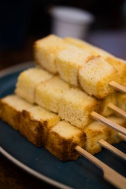 Hafif altın renginde bir tost. Tam kıvamında. Tam kıvamında.