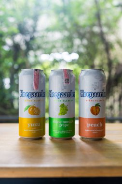 Samut Prakan, Tayland - 30 Haziran 2024: Hoegaarden Yuzu, muscat üzümü ve şeftali aromalı parlat, doğaya karşı. Belçika birası ve Tayland 'dan ithal bira.