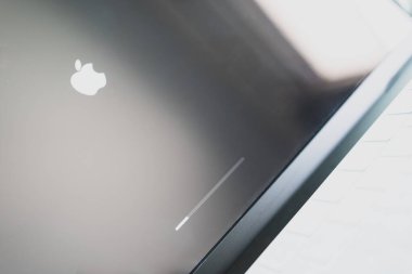 Samut Prakan, Tayland - 30 Haziran 2024: iOS yazılım güncelleme süreci Apple MacBook ekranında. Elma simgesi ve durum çubuğu ekranda. iOS yazılımı en son sürümüne güncelleniyor.
