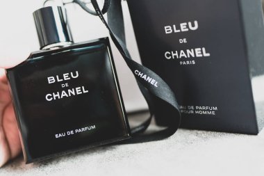 Bangkok, Tayland - 30 Haziran 2024: Erkekler için Blue de Chanel. Parfüm Bleu de Chanel. Moda tasarımcısı Coco Chanel tarafından Paris 'te kurulan Fransız şirketi..