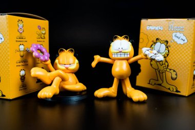 Bangkok, Tayland - 30 Temmuz 2024 Bay Donut x Garfield. Garfield sanat oyuncakları koleksiyonunun kesilmiş bir oyuncağı, popüler bir çizgi film..