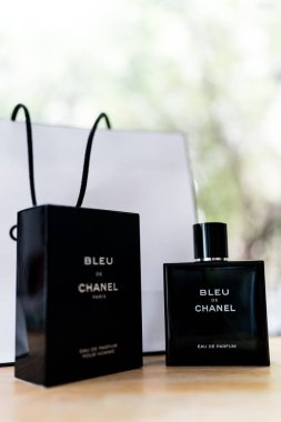 Bangkok, Tayland - 1 Temmuz 2024: Bir kutu Bleu De Chanel, ahşap masadaki erkekler için lüks parfüm