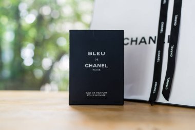Bangkok, Tayland - 1 Temmuz 2024: Bir kutu Bleu De Chanel, ahşap masadaki erkekler için lüks parfüm