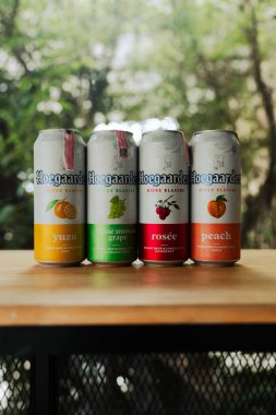 Samut Prakan, Tayland - 1 Temmuz 2024: Popüler bir Hoegaarden birası Yuzu, Shine muscat üzümü, Rosee ve ahşap masaya konmuş şeftali. Tayland 'da popüler bir ithal bira.