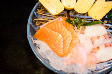 Japon yemeği taze çiğ balık karışık sashimi cam kasede buzla servis edilir.
