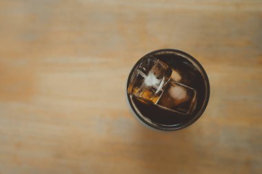 Masada bir fincan buzlu Americano var. Üst görünüm sade kahve metin için boşluk