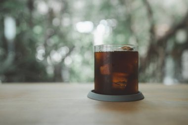 Bir fincan buzlu sade kahve ya da ahşap masa üzerinde fotokopi alanı olan Americano..
