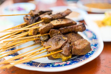Karaciğer satay ya da bambu şiş içinde domuz ciğeri fıstık sosu ya da tatlı ve ekşi sosla yenir. Asya yemekleri konsepti ve Tayland yemekleri