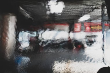 Soyut araba yıkama, su damlaları, jetin odaklanmadan arabaya fışkırması..