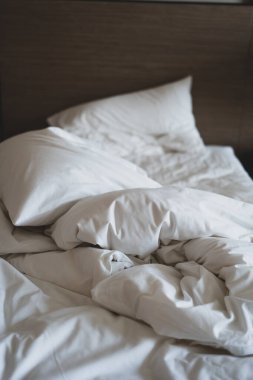 Evde ya da otel odasında rahat buruşuk bir battaniye.