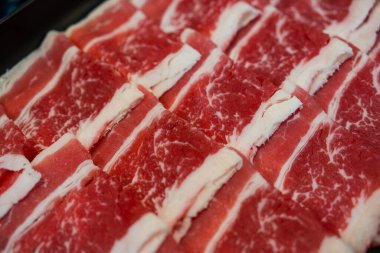 Mermer dokusuyla kesilmiş taze et.