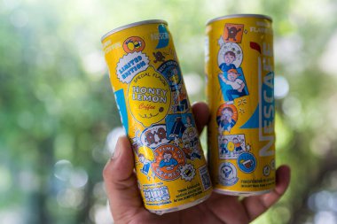 Bangkok, Tayland - 10 Temmuz 2024: Nescafe hazır kahve Honey Lemon, sınırlı sayıda üretilmiş kutu. Ayırt edici, modern ambalaj tasarımı. Konserve kahve kutusunu içmeye hazır. Lezzetin tadını çıkar..