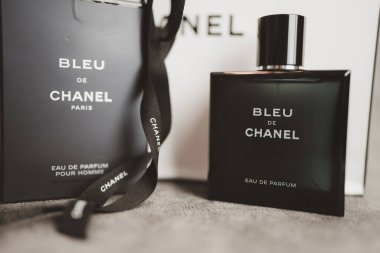 Bangkok, Tayland - 10 Temmuz 2024: Erkekler için Blue de Chanel. Parfüm Bleu de Chanel. Moda tasarımcısı Coco Chanel tarafından Paris 'te kurulan Fransız şirketi..