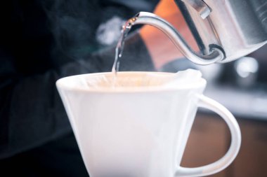 Kahvenin üstüne su dök, kahve damlat. Kapat.