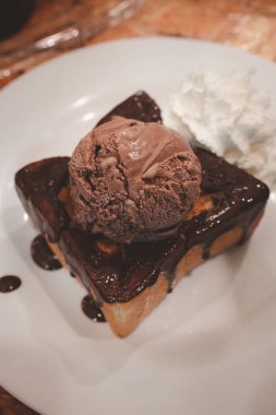 Ekmeğin üzerinde çikolatalı dondurma. Kapat.