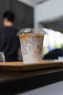 Plastik bardakta buzlu latte kahve.
