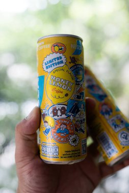 Bangkok, Tayland - 15 Temmuz 2024: Nescafe hazır kahve, sınırlı sayıda üretilmiş limon. Ayırt edici, modern ambalaj tasarımı. Konserve kahve kutusunu içmeye hazır. Lezzetin tadını çıkar..