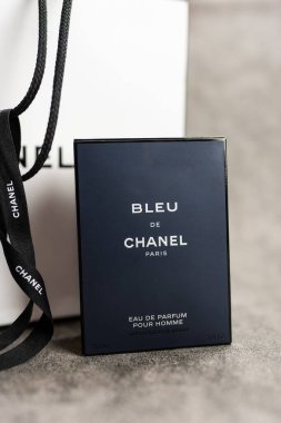 Bangkok, Tayland - 15 Temmuz 2024: Erkekler için bir şişe parfüm Bleu de Chanel