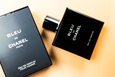 Bangkok, Tayland - 15 Temmuz 2024: Bir şişe Bleu De Chanel parfümü