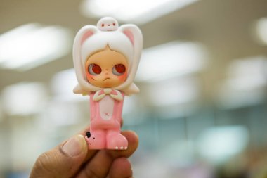 Bangkok, Tayland - 15 Temmuz 2024: Şirin sanat oyuncakları POP MART Zsiga Biz Çok Şirin Seriler Kör Kutusuyuz, Sıralarda Tavşan, koleksiyon yapılabilir şirin oyuncaklar