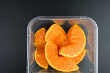 Taze portakal meyvesi konteynırı. Yemeği götür. Sağlıklı yemek teslimatı. Fitness yemeklerini çıkar..