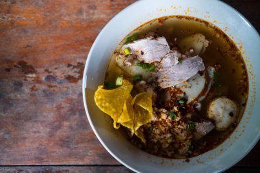 Mısır gevreğiyle servis edilen domuz etli Tayland eriştesi. Tayland 'da geleneksel ve ünlü sokak yemekleri