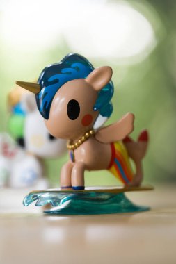 Bangkok, Tayland - 17 Temmuz 2024: Tokidoki All Star Sörf Yıldızı Denizkızı Figürü, Miniso Tayland 'dan kör bir kutu.