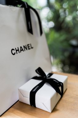 Bangkok, Tayland - 17 Temmuz 2024: uygun ambalajlı güzel lüks Chanel hediye şeritte damgayı gösteriyor. Sevgililer Günü ya da Noel için mükemmel.