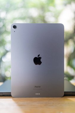 Bangkok, Tayland - 17 Temmuz 2024: Apple iPad Air 2024 11 inç, M2 chip. M2 çipiyle doğanın güçlendirilmiş performansı. Boşluk gri rengi