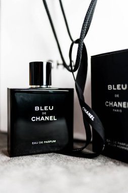 Bangkok, Tayland - 17 Temmuz 2024 Erkekler için bir şişe Bleu de Chanel. Chanel 'den erkekler için lüks parfüm