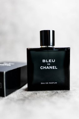 Bangkok, Tayland - 17 Temmuz 2024: Modern ve şık erkekler için lüks kokular. Chanel 'in Bleu De Chanel' i. Bleu de Chanel Parfümü