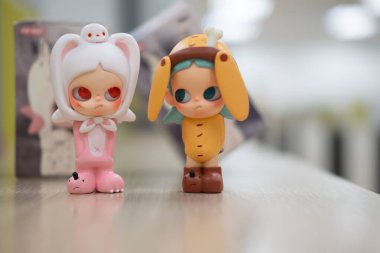 Bangkok, Tayland - 17 Temmuz 2024: Şirin sanat oyuncakları POP MART, Zsiga Biz Çok Şirin Seriler Kör Kutusuyuz, Sıkıcı Yavru Köpek ve Tavşan, koleksiyon yapılabilir şirin oyuncaklar