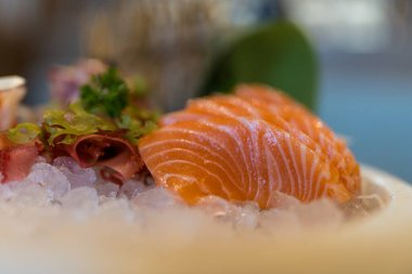 Buzlukta çiğ somon balığı..