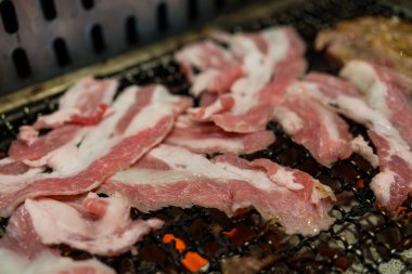 Restoranda bir sürü yeni domuz eti ızgarası var.