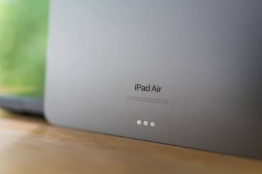 Bangkok, Tayland - 19 Temmuz 2024: Apple iPad Air 2024 11 inç, M2 chip. M2 çipiyle doğanın güçlendirilmiş performansı. Boşluk gri rengi