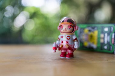 Bangkok, Tayland - 19 Temmuz 2024: Pop Mart Kör Kutu Koleksiyonu 'ndan sanat oyuncakları Molly Space versiyon 2 koleksiyonu. Model adı Heartbert