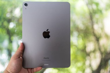 Bangkok, Tayland - 19 Temmuz 2024: Apple iPad Air 2024 11 inç, M2 chip. M2 çipiyle doğanın güçlendirilmiş performansı. Boşluk gri rengi