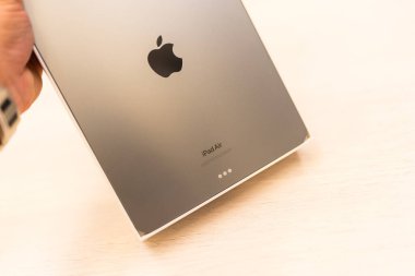 Bangkok, Tayland - 19 Temmuz 2024: Yeni 2024 iPad Air. 2024 iPad Air modelleri, daha büyük depolama seçenekleri olan M2 çipi ile geliştirilmiş performans sunar.