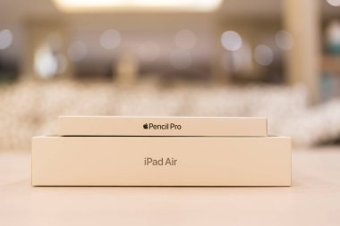 Bangkok, Tayland - 19 Temmuz 2024: Gıcır gıcır Apple iPad Air 11, 2024 versiyonu, ve Apple kalem pro paketleme sırasında. iPad Hava sahası grisi