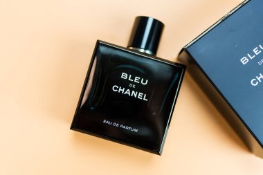 Bangkok, Tayland - 19 Temmuz 2024: Erkekler için bir şişe parfüm Bleu de Chanel. Üst görünüm