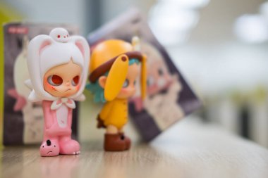 Bangkok, Tayland - 19 Temmuz 2024: Şirin sanat oyuncakları POP MART, Zsiga Biz Çok Şirin Seriler Kör Kutusuyuz, Sıkıcı Yavru Köpek ve Tavşan, koleksiyon yapılabilir şirin oyuncaklar