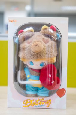 Bangkok, Tayland - 19 Temmuz 2024: DIMOO Randevu Serisi POP MART 'tan 20 cm Pamuk Bebek