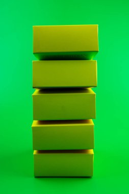 Yeşil arkaplanda yeşil karton kutular.