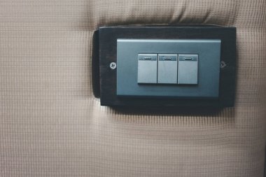 Evde gümüş ışık düğmeleri