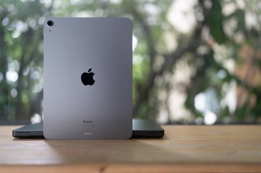 Bangkok, Tayland - 22 Temmuz 2024: Apple iPad Air 2024 11 inç, M2 chip. M2 çipiyle doğanın güçlendirilmiş performansı. Boşluk gri rengi