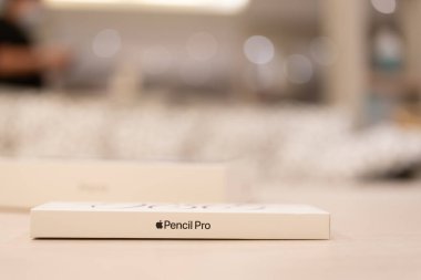 Bangkok, Tayland - 22 Temmuz 2024: Paketleme sırasında yepyeni bir Apple kalem profesyoneli.