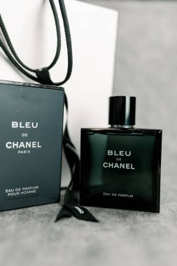 Bangkok, Tayland - 22 Temmuz 2024 Erkekler için Bleu de Chanel. Parfüm Bleu de Chanel. Moda tasarımcısı Coco Chanel tarafından Paris 'te kurulan Fransız şirketi..