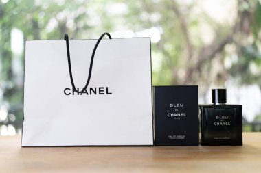 Bangkok, Tayland - 22 Temmuz 2024: Kutu ve çanta taşıyan erkekler için lüks parfümler Bleu de Chanel. Parfüm Bleu de Chanel