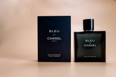 Bangkok, Tayland - 22 Temmuz 2024 Erkekler için bir şişe Bleu de Chanel. Chanel 'den erkekler için lüks parfüm
